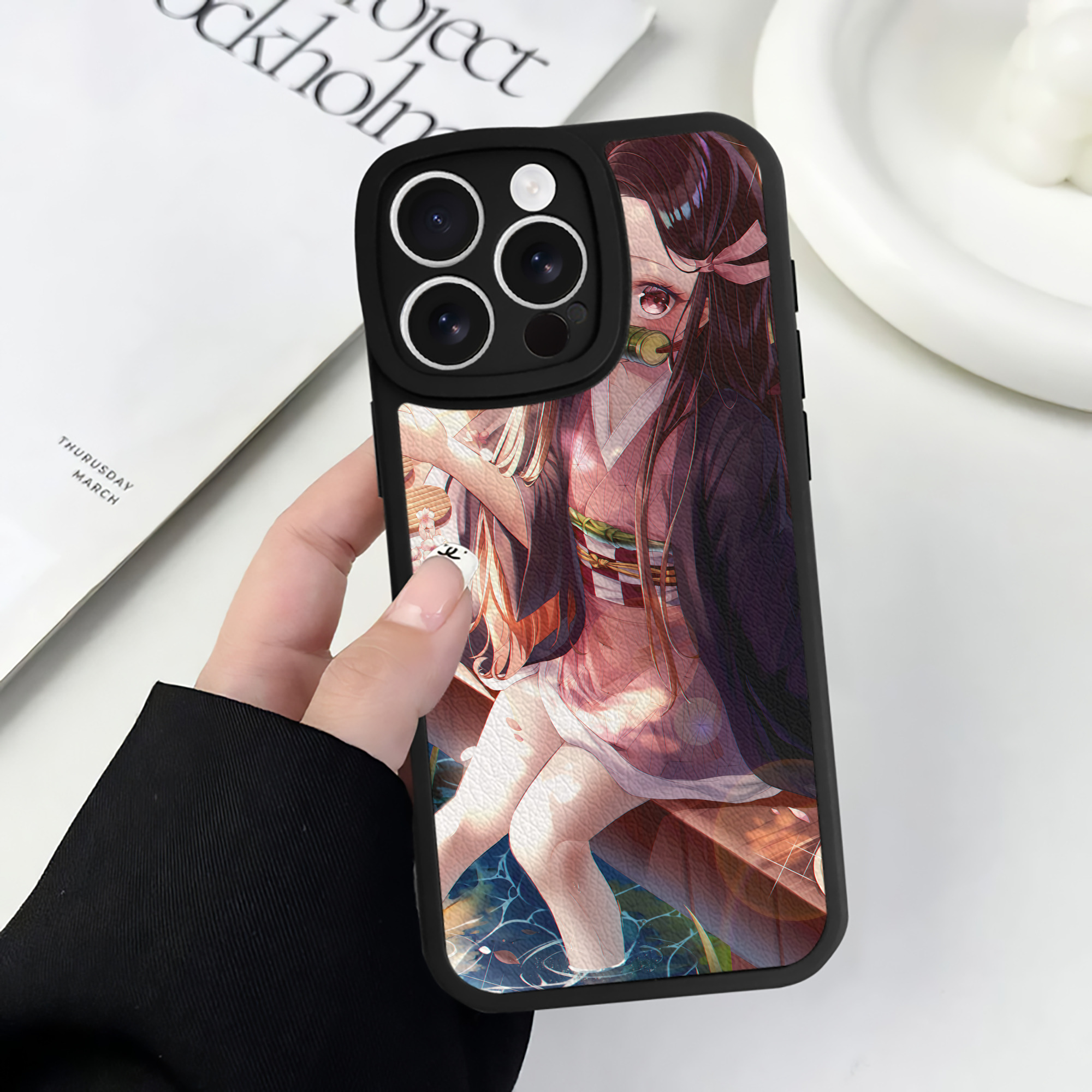 （画像用） 鬼滅の刃（きめつのやいば）竈門 禰󠄀豆子／かまど ねずこ Kamado Nezuko 【iPhone 16シリーズ対応】シリコンスマホケース（レザー調） 材質：シリコン